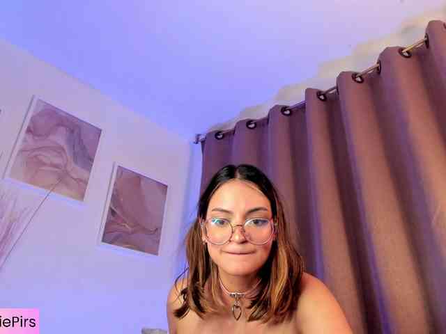 Angie-Pirs webcam