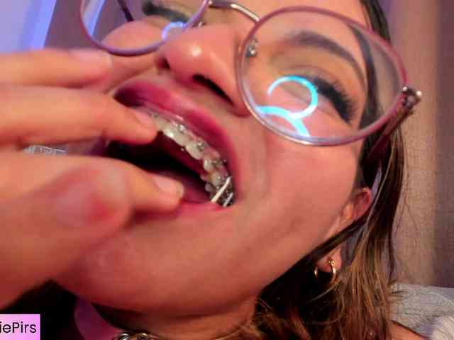 Angie-Pirs webcam