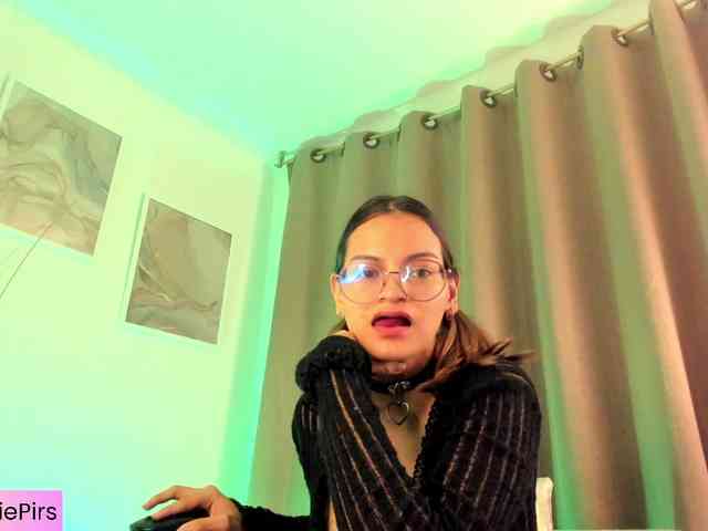 Angie-Pirs webcam