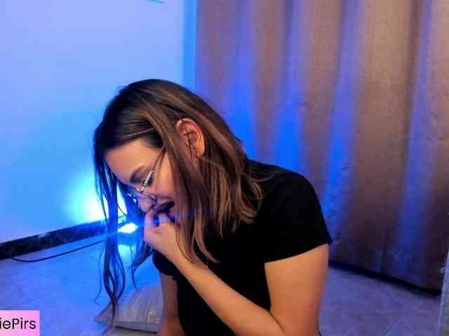 Angie-Pirs webcam