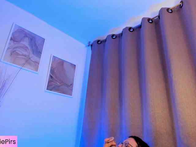 Angie-Pirs webcam