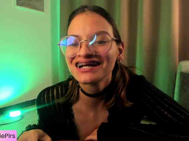 Angie-Pirs webcam