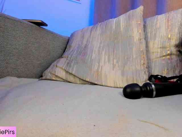 Angie-Pirs webcam
