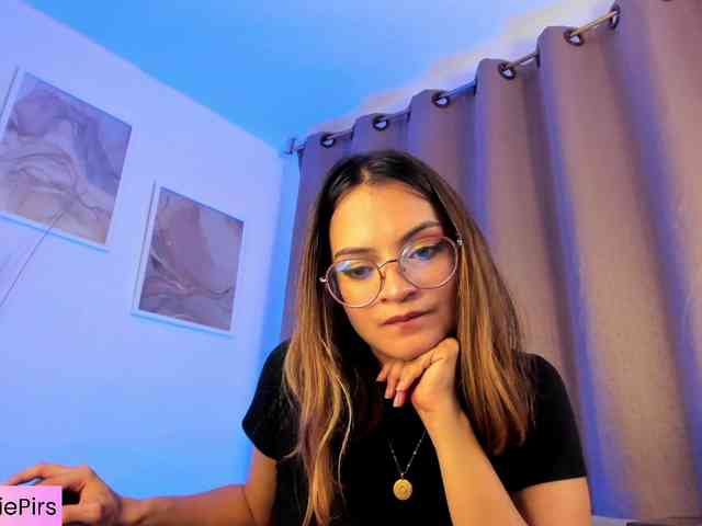 Angie-Pirs webcam