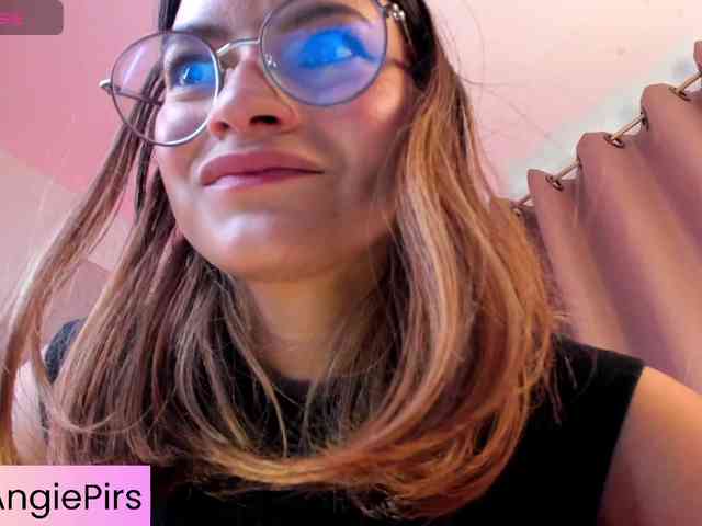 Angie-Pirs webcam