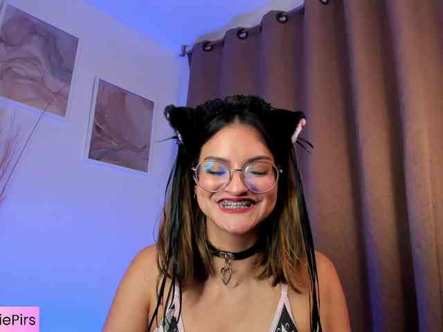 Angie-Pirs webcam