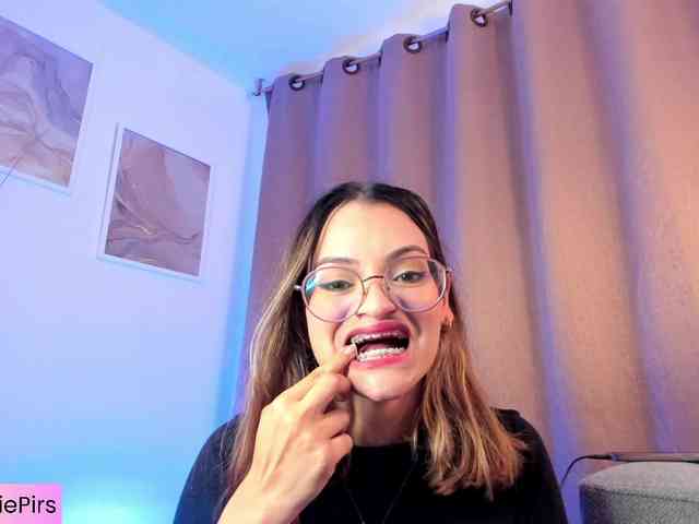 Angie-Pirs webcam