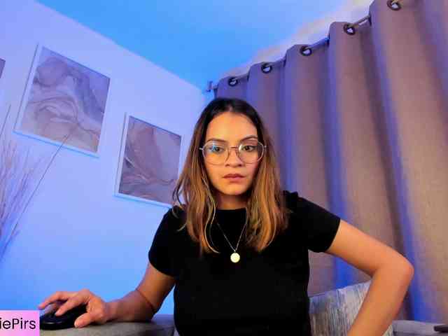 Angie-Pirs webcam