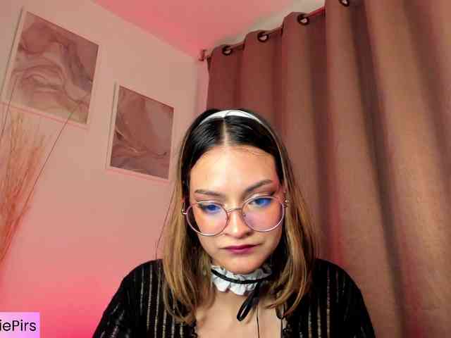 Angie-Pirs webcam
