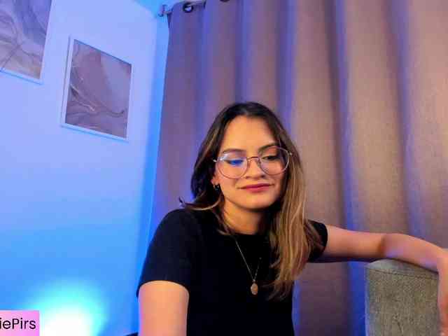 Angie-Pirs webcam