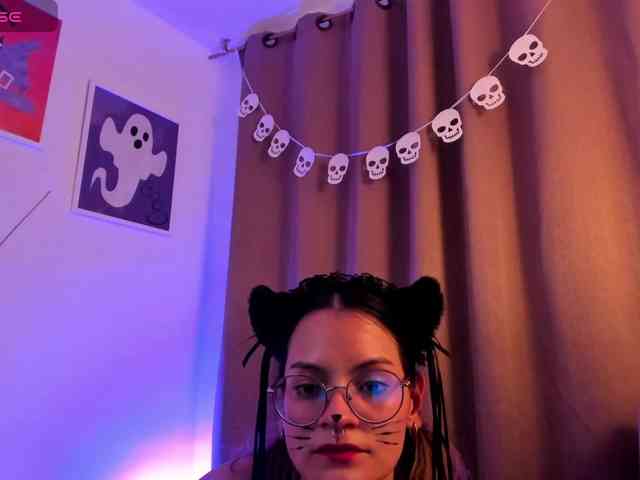 Angie-Pirs webcam