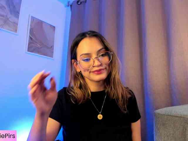 Angie-Pirs webcam