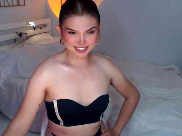 hollyholy Live Webcam on BongaCams