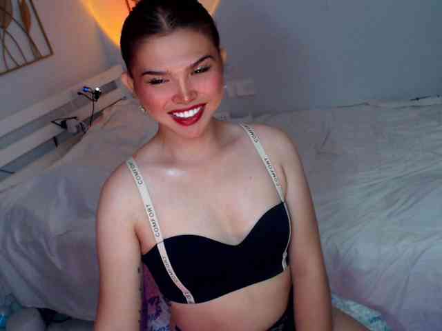 hollyholy Live Webcam on BongaCams