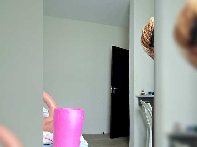 Camdolie's BongaCams show and profile