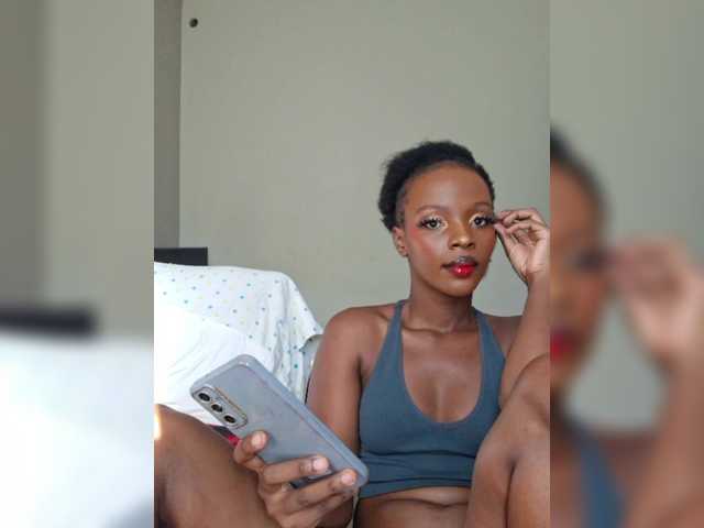 Camdolie's BongaCams show and profile