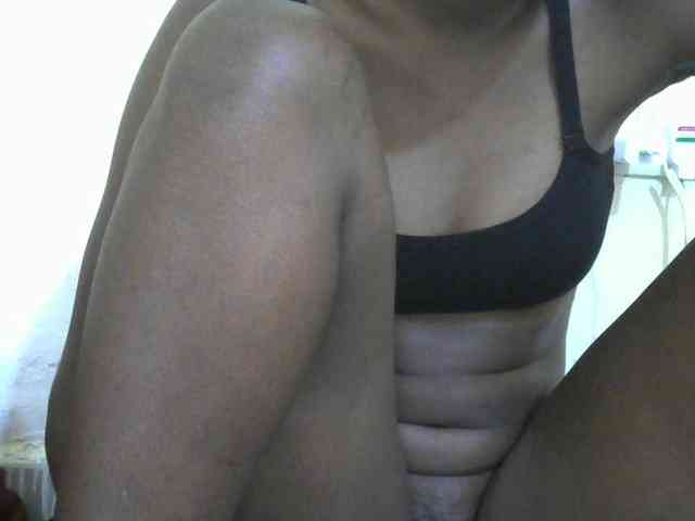 Prettypussie (25, Black Cam Girl) performing squirt.