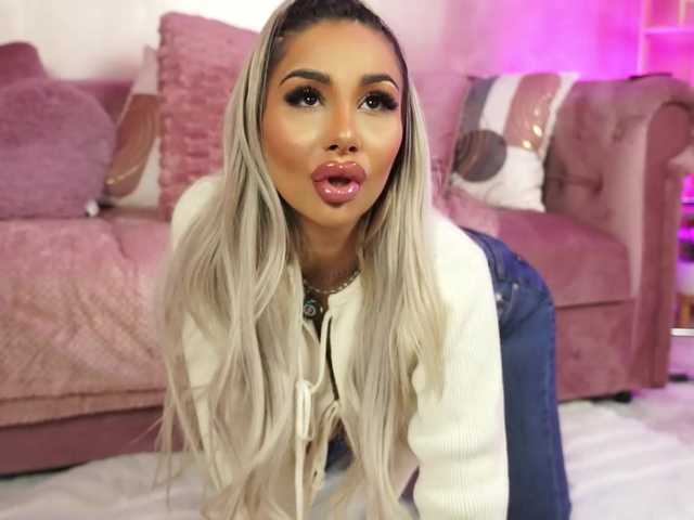 AmberGolden's BongaCams show and profile