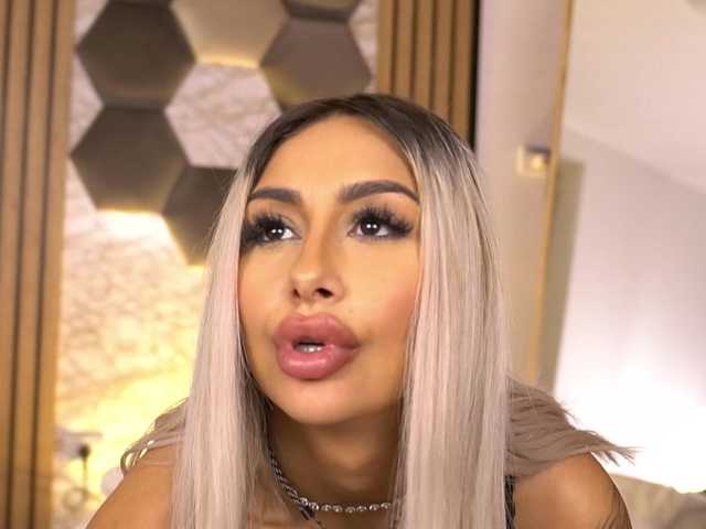 AmberGolden's BongaCams show and profile