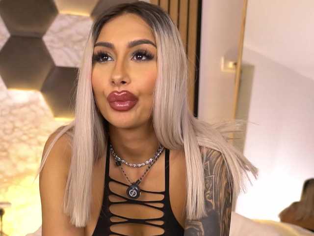 AmberGolden's BongaCams show and profile