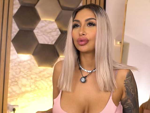 AmberGolden's BongaCams show and profile