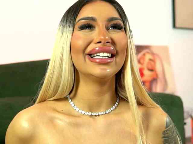 AmberGolden Live Webcam on BongaCams