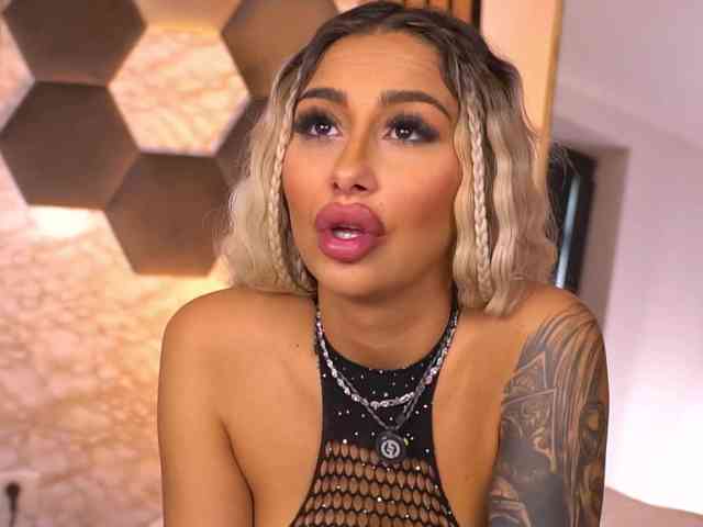 AmberGolden Live Webcam on BongaCams