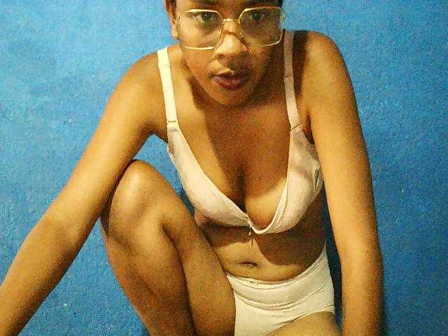 TriciaBella's BongaCams show and profile