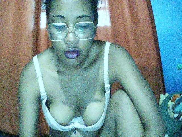 TriciaBella live cam profile