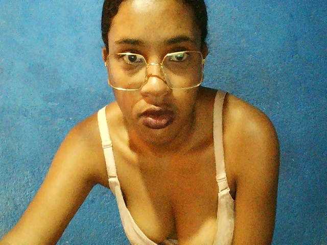 TriciaBella's BongaCams show and profile