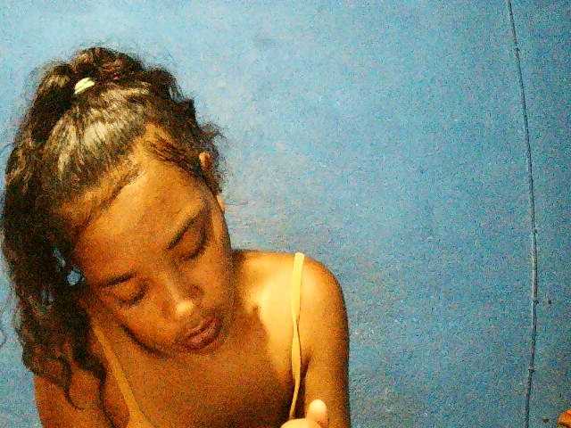 TriciaBella's BongaCams show and profile