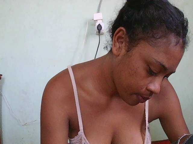 TriciaBella's BongaCams show and profile