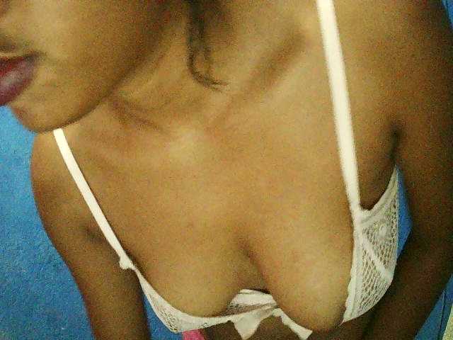 TriciaBella live cam profile