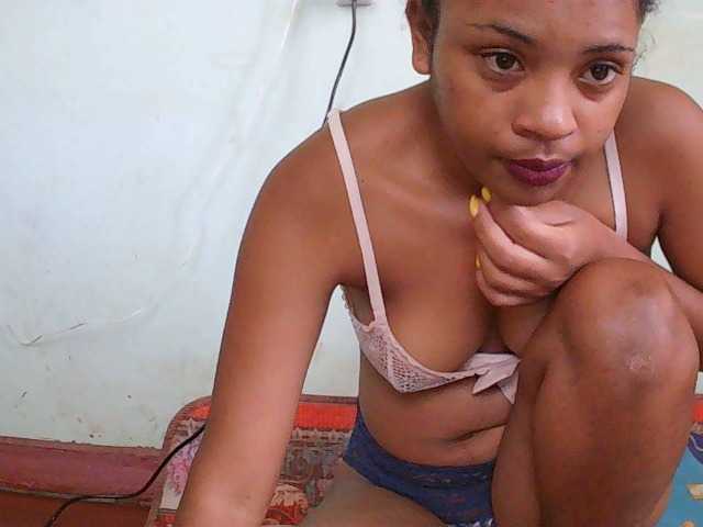 TriciaBella's BongaCams show and profile