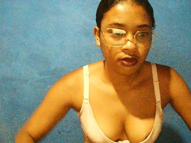 TriciaBella's BongaCams show and profile