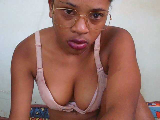 TriciaBella's BongaCams show and profile