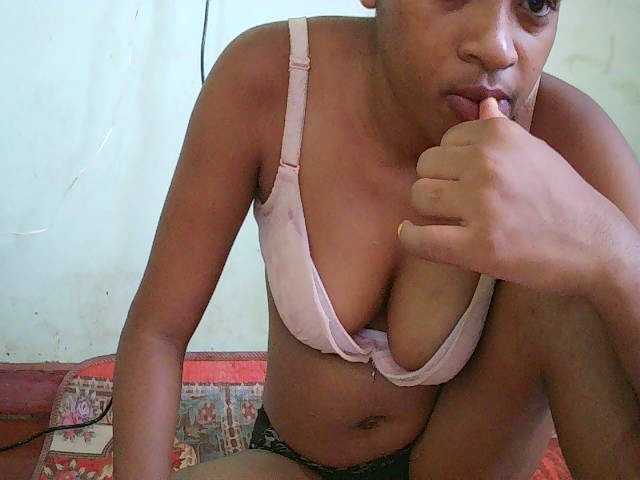 TriciaBella's BongaCams show and profile