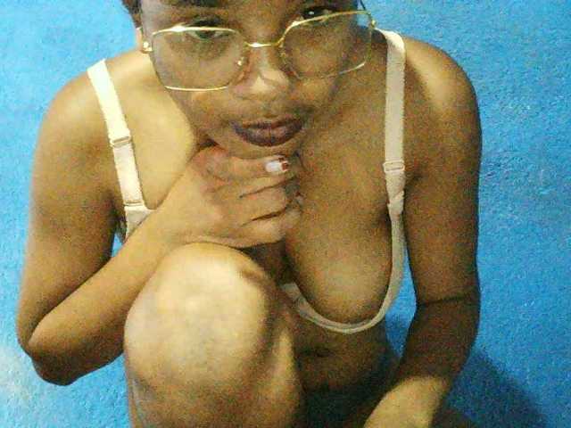 TriciaBella's BongaCams show and profile