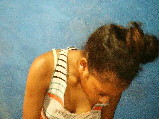 TriciaBella's BongaCams show and profile