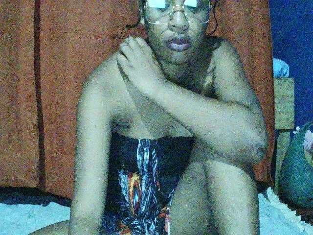 TriciaBella live cam profile