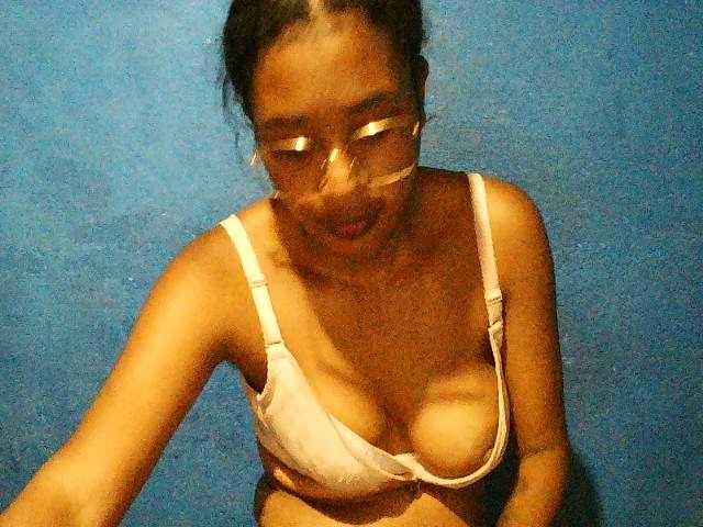 TriciaBella's BongaCams show and profile