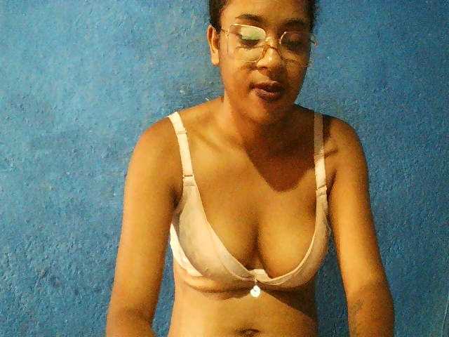 TriciaBella's BongaCams show and profile