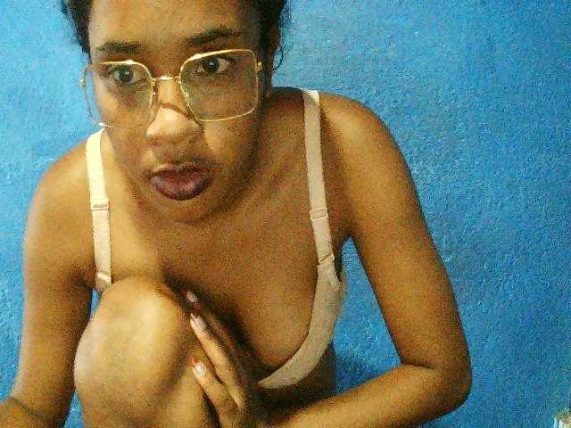 TriciaBella's BongaCams show and profile