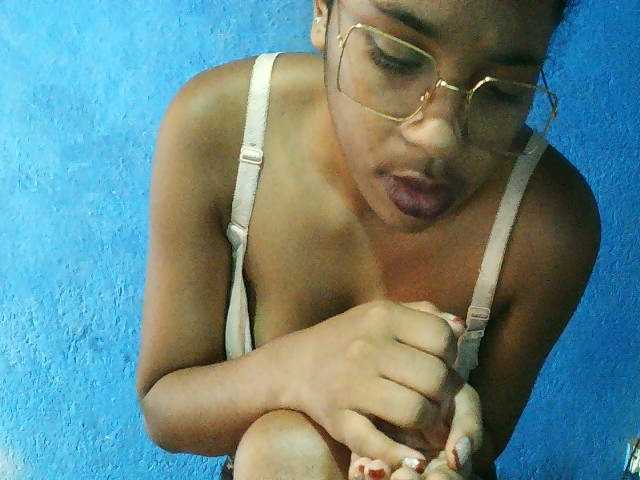 TriciaBella's BongaCams show and profile