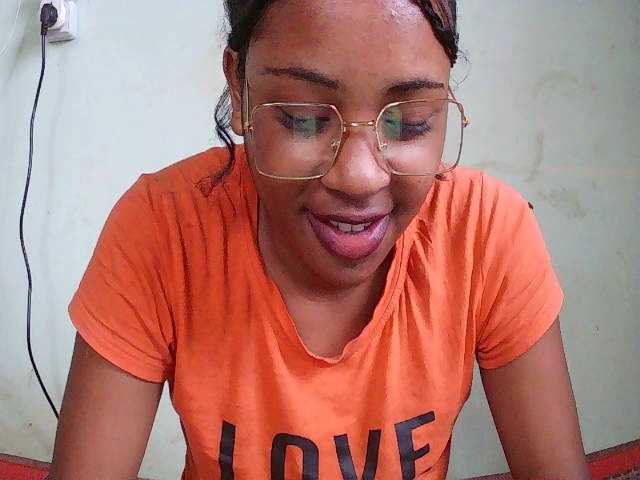 TriciaBella's BongaCams show and profile