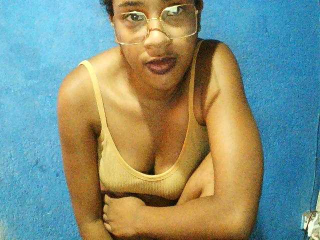 TriciaBella's BongaCams show and profile