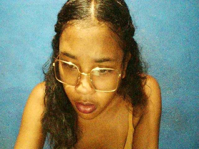 TriciaBella's BongaCams show and profile