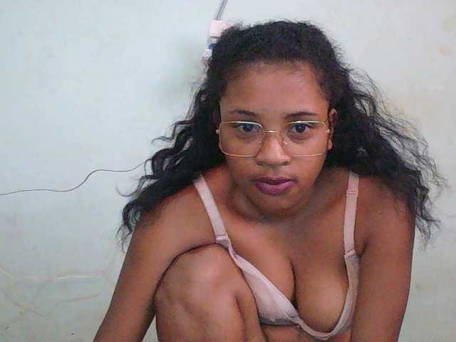 TriciaBella's BongaCams show and profile
