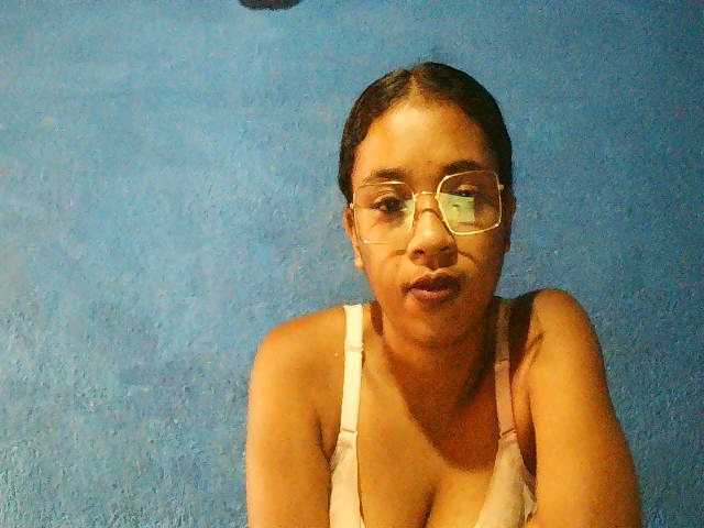 TriciaBella's BongaCams show and profile