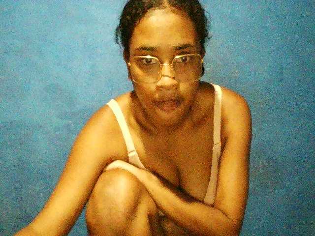 TriciaBella's BongaCams show and profile